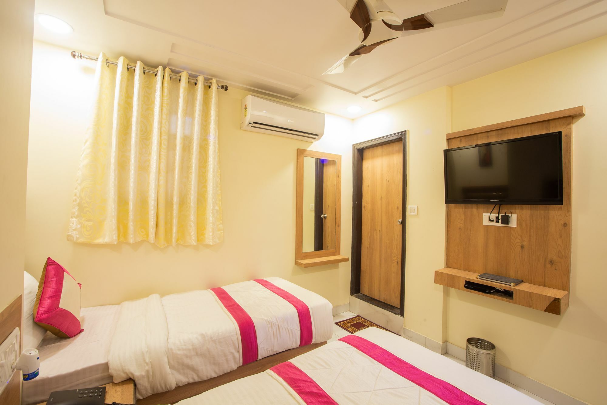 Hotel Sarthak Palace - By Pooja Hospitality Nuova Delhi Esterno foto
